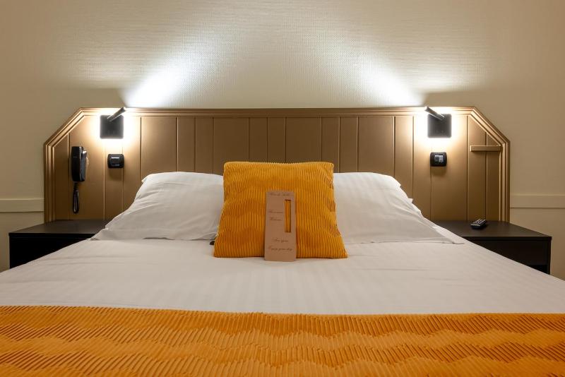 Standard Double Room image 3