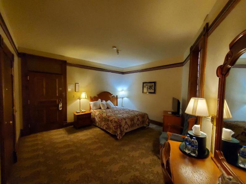 Deluxe Queen Room image 2