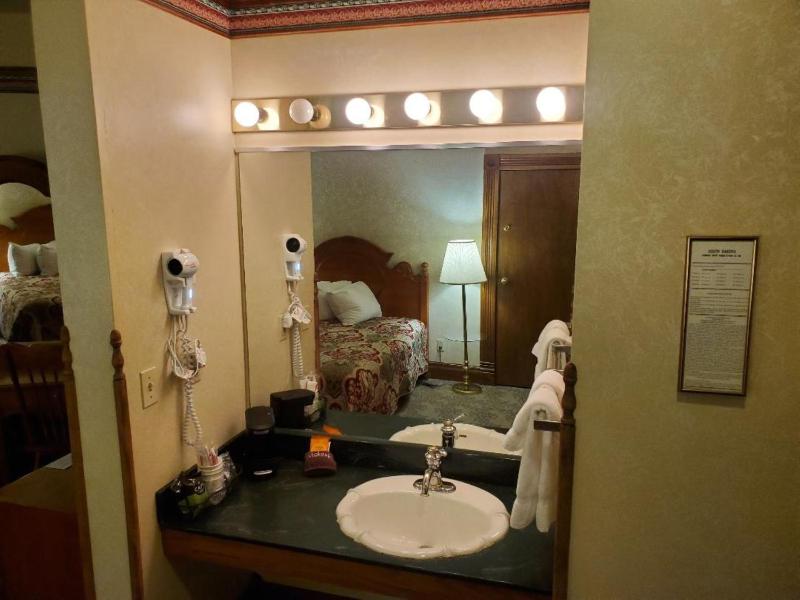 King Room - Non-Smoking image 3