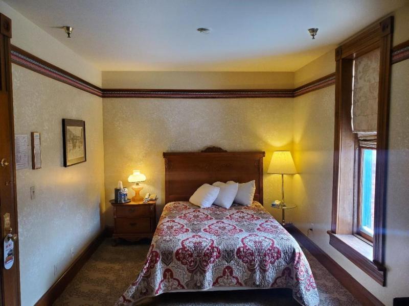Queen Room - Non-Smoking image 4