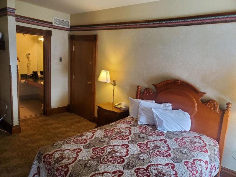 Queen Room - Non-Smoking image 3