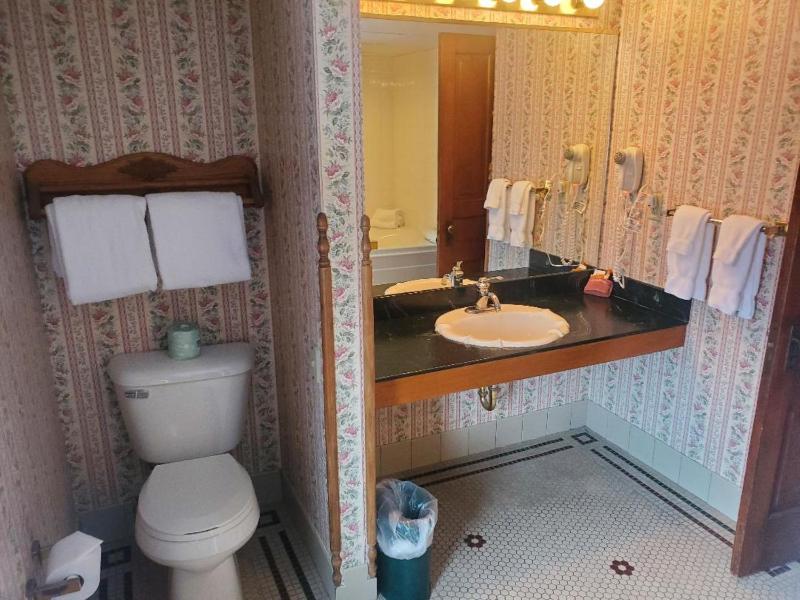 King Room with Spa Bath image 3