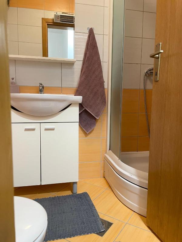 Deluxe One-Bedroom Apartment image 2