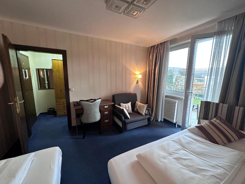 Twin Room with Balcony image 3