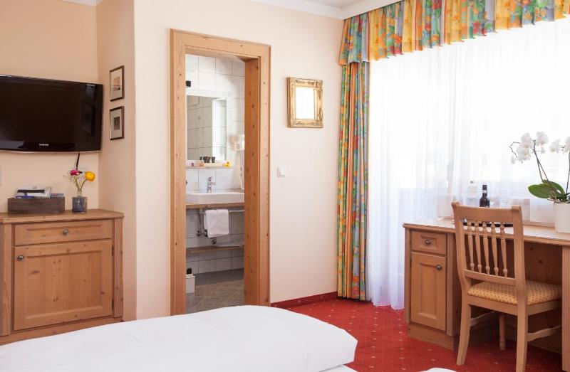 Standard Double Room image 4