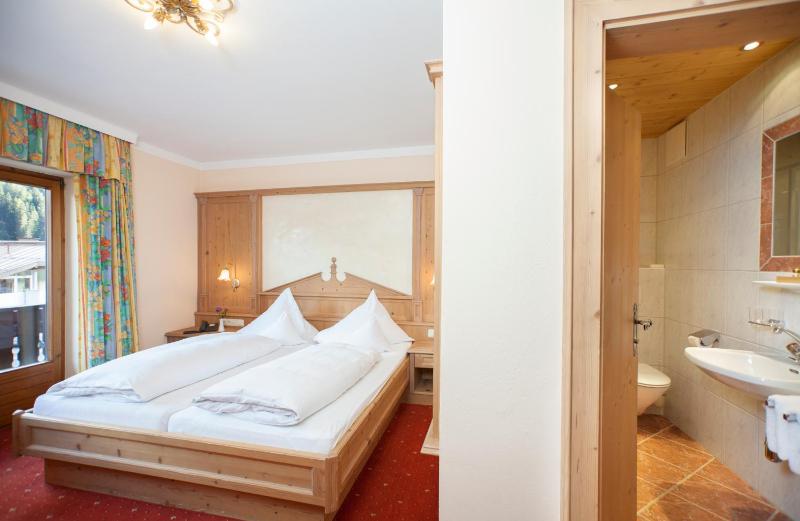 Standard Double Room image 3