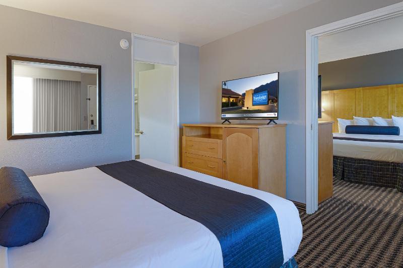 King Suite with One King and One Queen Bed - Non-Smoking image 2