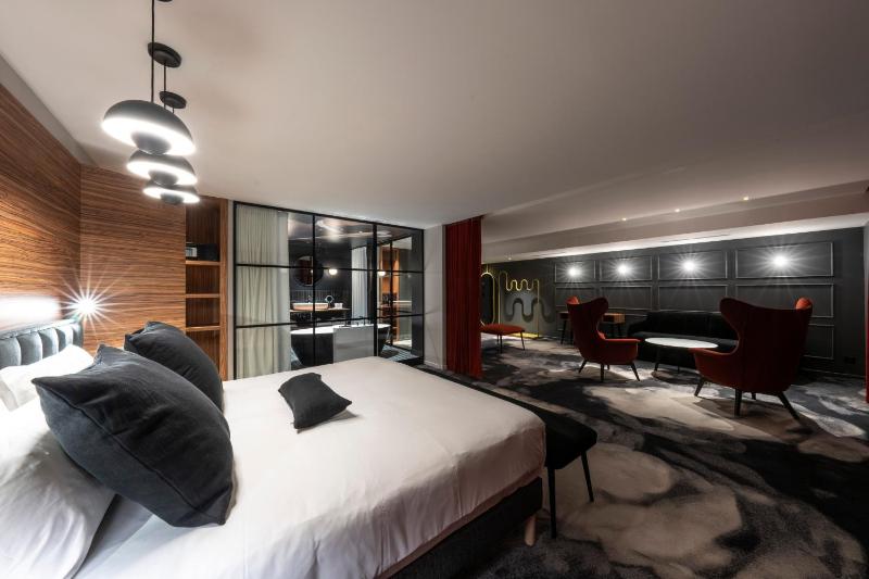 Suite with Garden View image 3