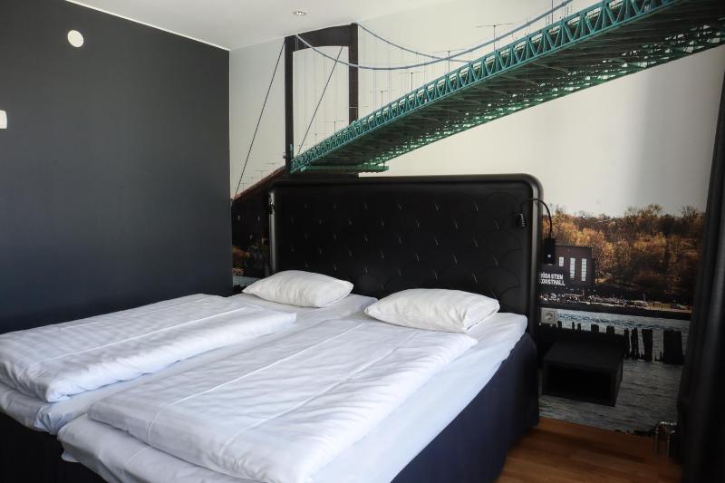Standard Twin Room image 4