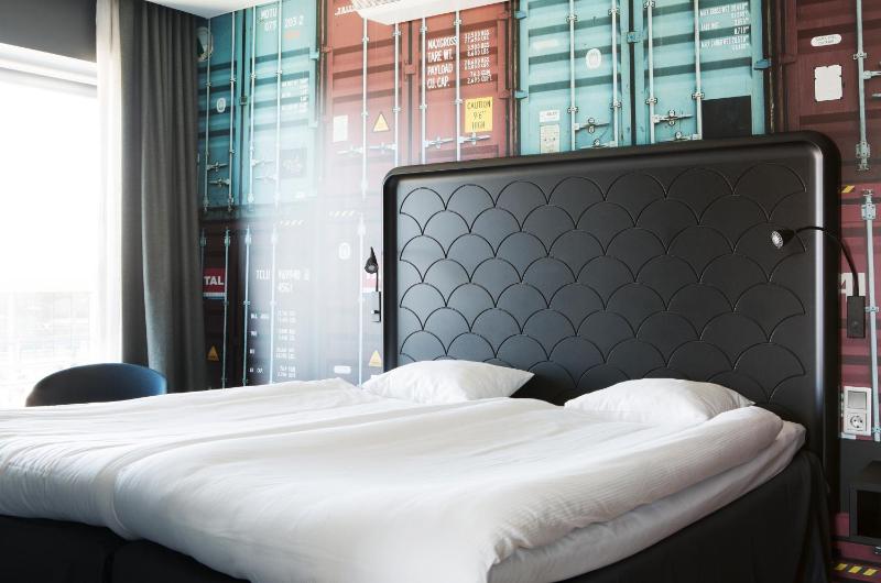 Standard Twin Room image 1