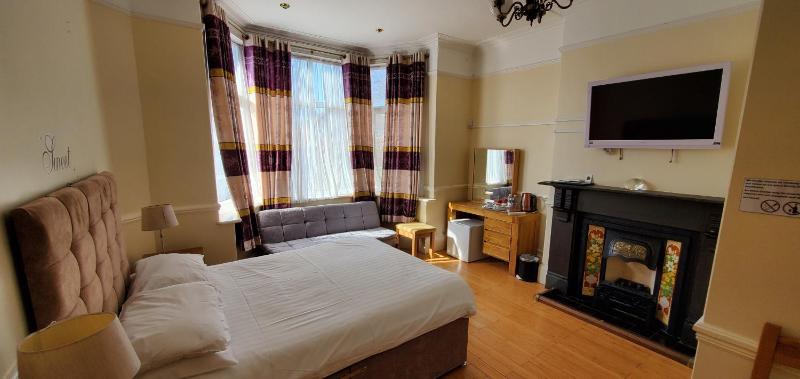 Double Room with Private Bathroom image 1