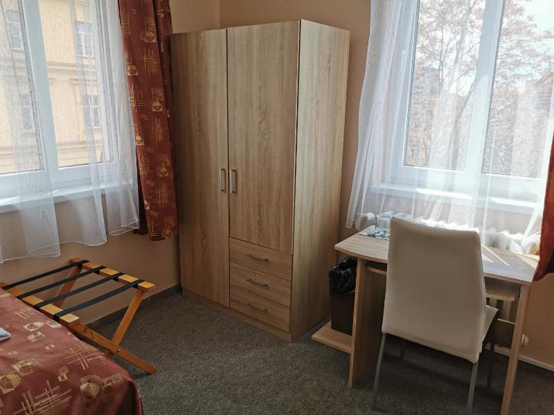 Standard Twin Room image 3