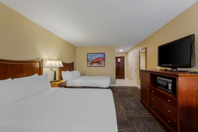Double Room with Two Double Beds and Walk-In Shower - Mobility Accessible image 2