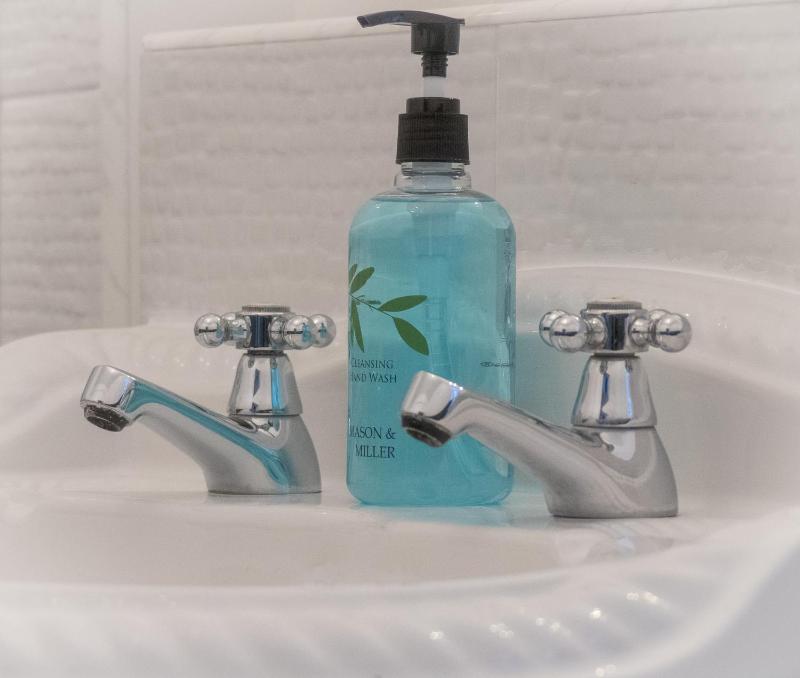 Twin Room with Shower image 2