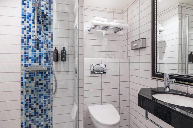 Standard Twin Room image 1