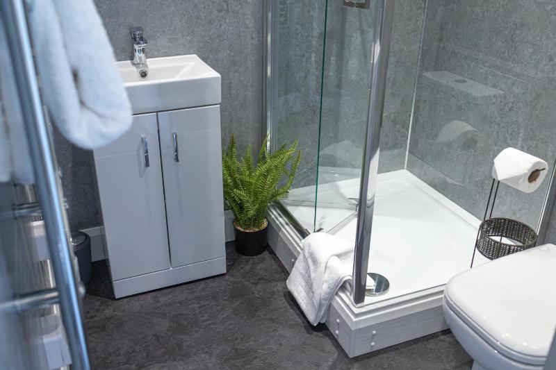 Twin Room with Shower image 4