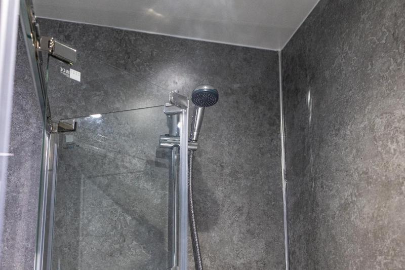 Twin Room with Shower image 3