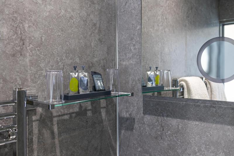 Twin Room with Shower image 2
