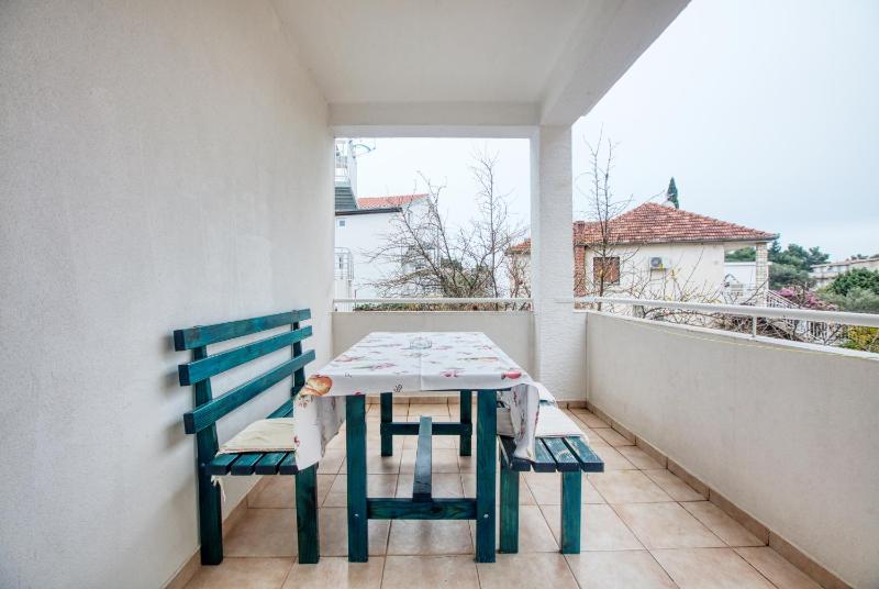 One-Bedroom Apartment with Terrace and Sea View image 3