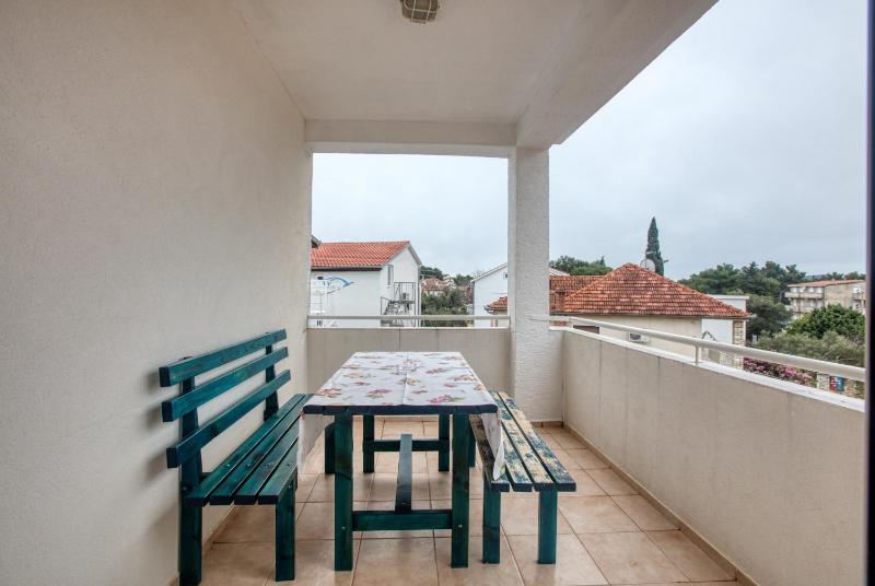 One-Bedroom Apartment with Terrace and Sea View image 3