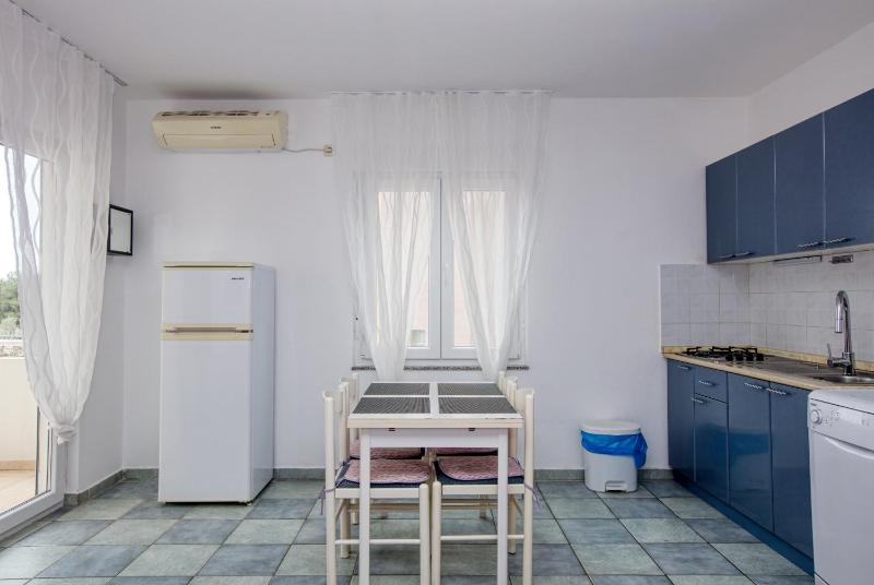 One-Bedroom Apartment with Terrace and Sea View image 4
