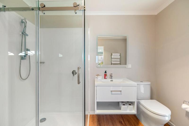 Tui Lookout - Spa Pool & Lake Views - image 6
