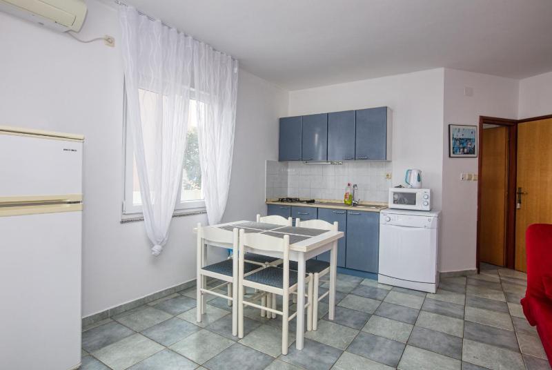 One-Bedroom Apartment with Terrace and Sea View image 4