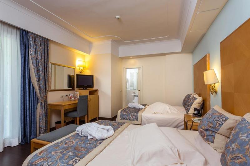 Queen Room with Two Queen Beds image 4