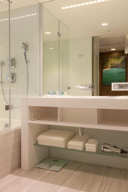 Premium Double Room image 4