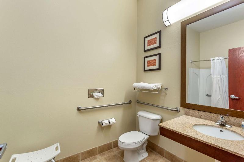 Queen Suite with Two Queen Beds - Accessible/Non-Smoking image 4
