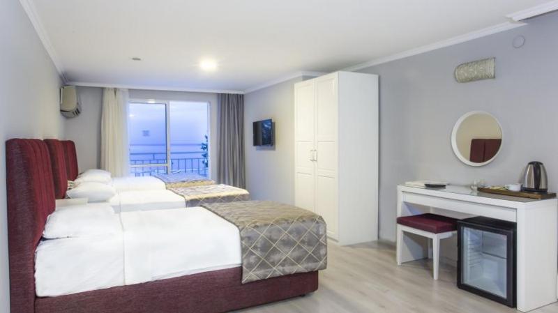 Triple Room with Sea View image 3
