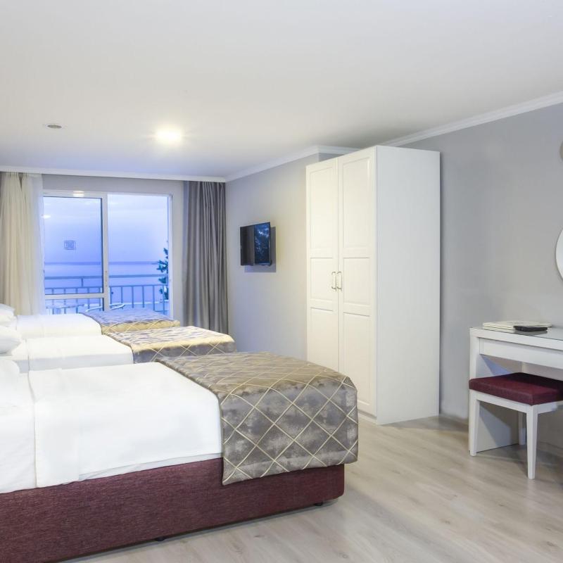 Triple Room with Sea View image 4