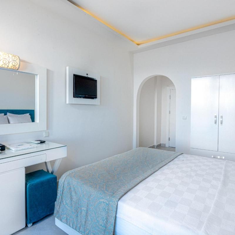 Double Room with Sea View image 4