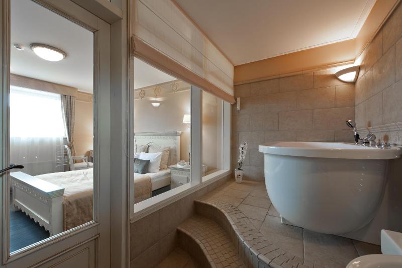 Deluxe Suite with Spa Bath image 2