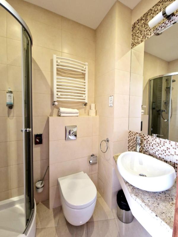 Standard King Room image 3