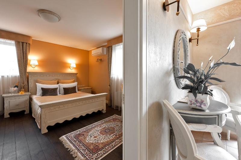 Deluxe Suite with Spa Bath image 3