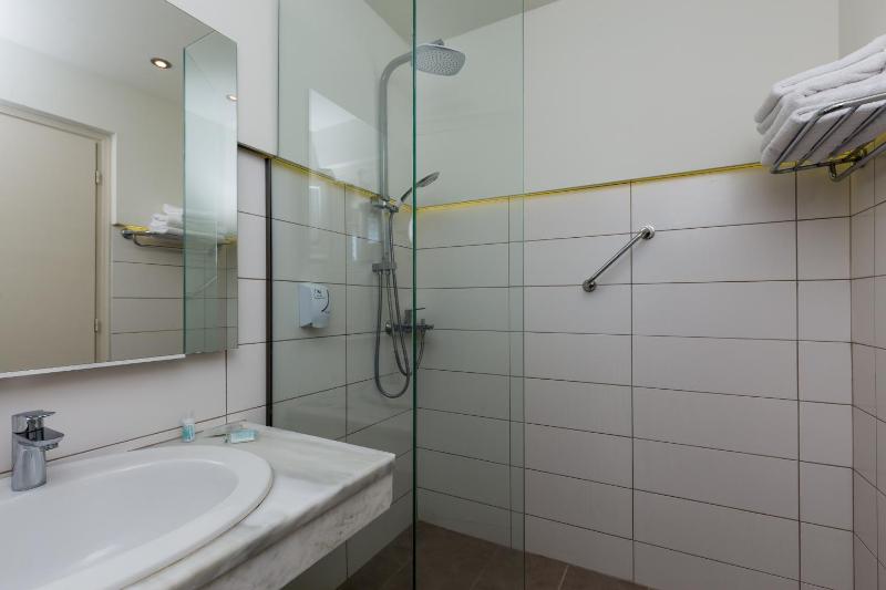Double or Twin Room with Garden View image 3