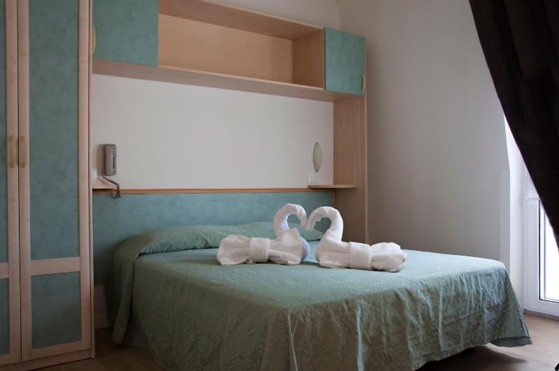 Standard Double Room image 3