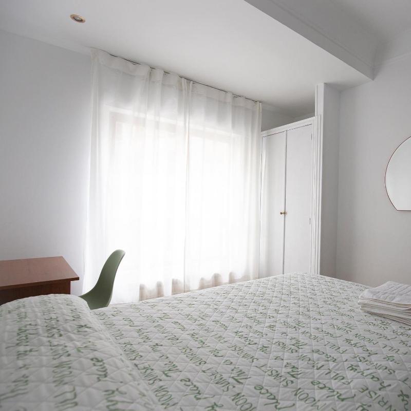 Basic Triple Room with Shared Bathroom image 1