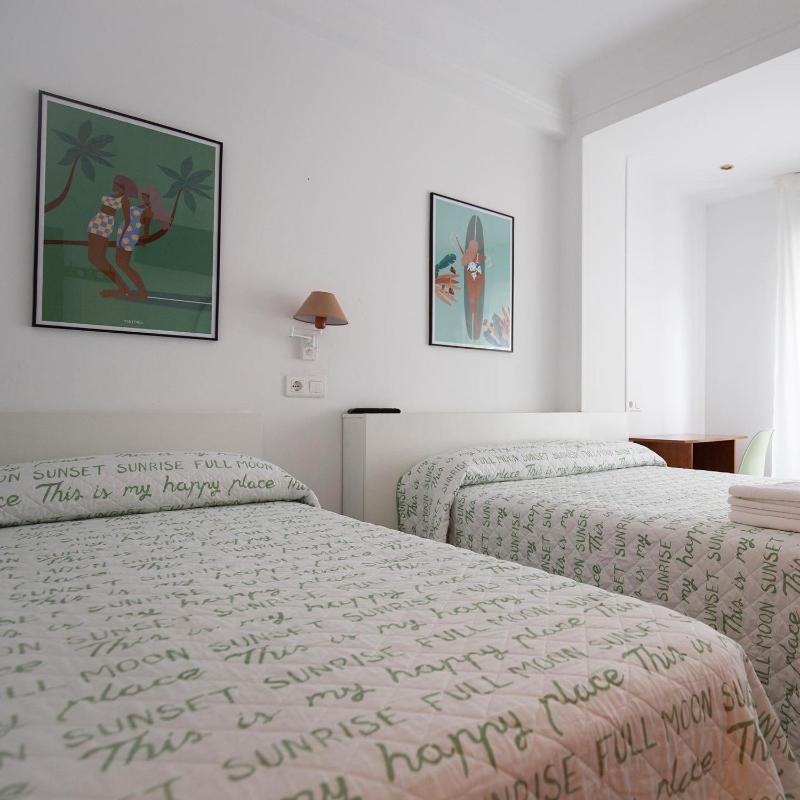 Basic Triple Room with Shared Bathroom image 4