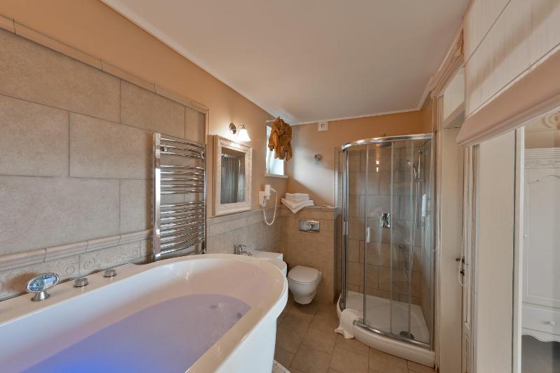 Deluxe Suite with Spa Bath image 1