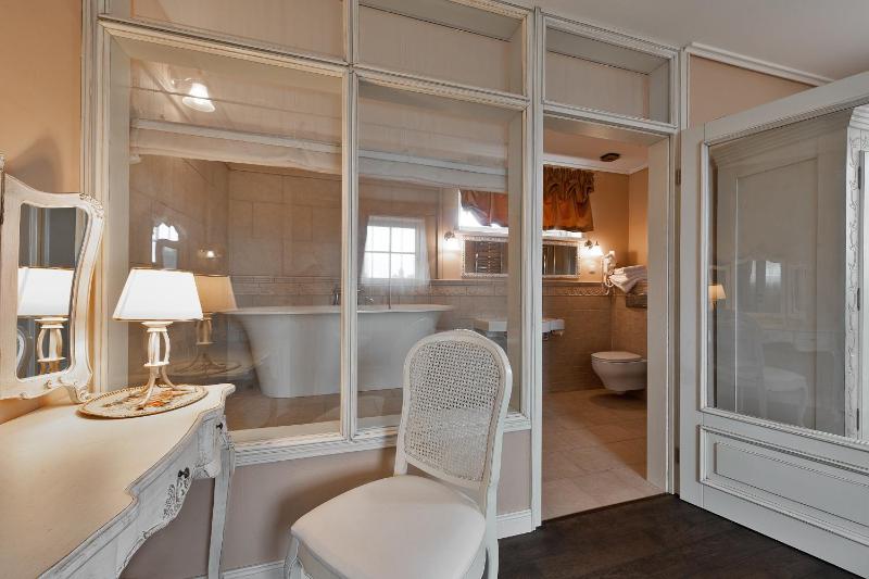 Deluxe Double Room image 4