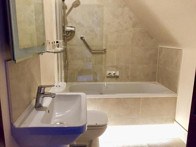 Superior Triple Room image 3