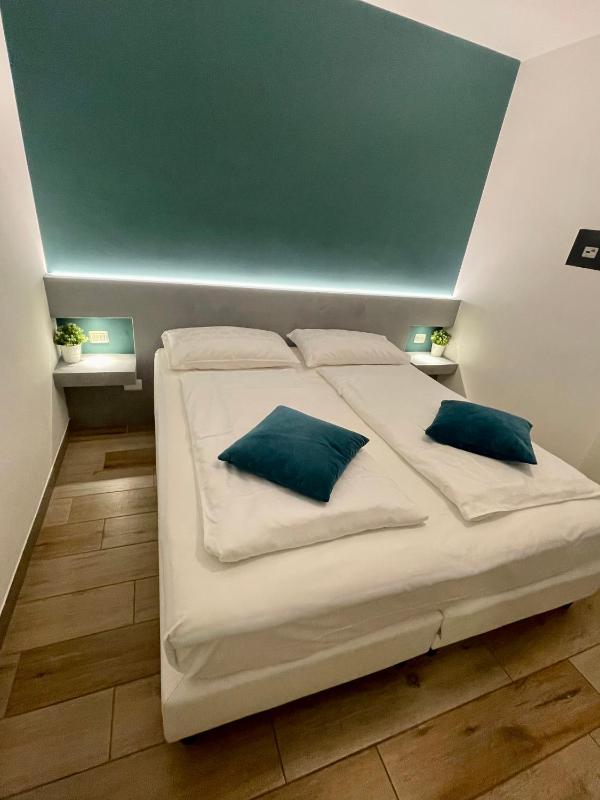 Standard One-Bedroom Apartment image 4