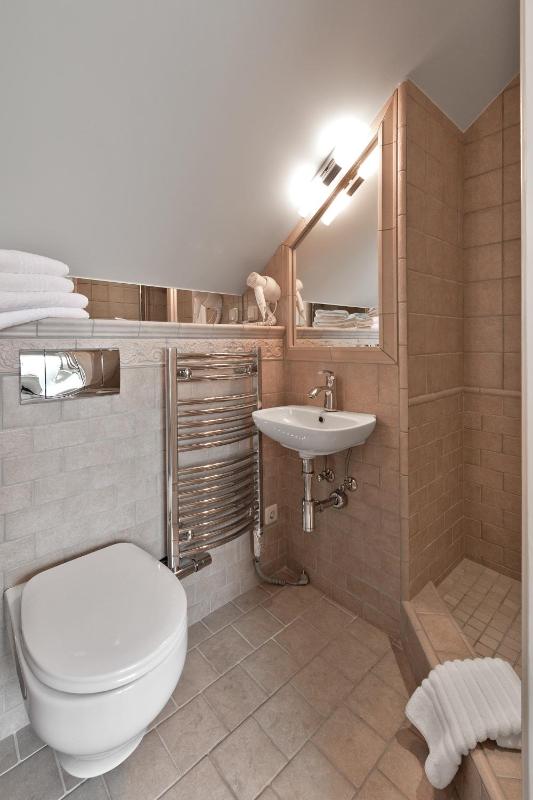 Standard Double Room image 3