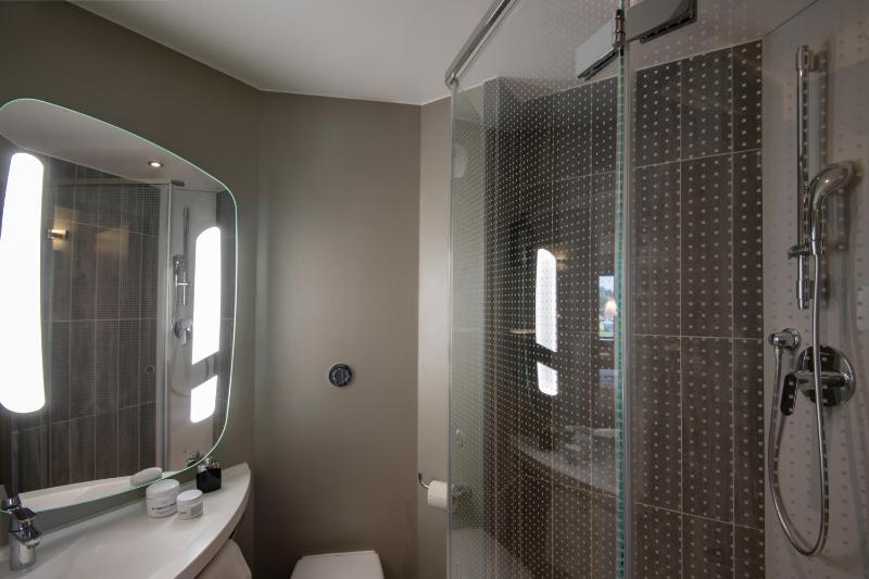 Standard Twin Room image 1