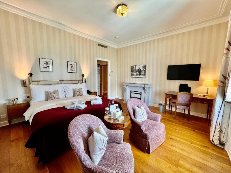 Deluxe Double Room with Lake View image 3