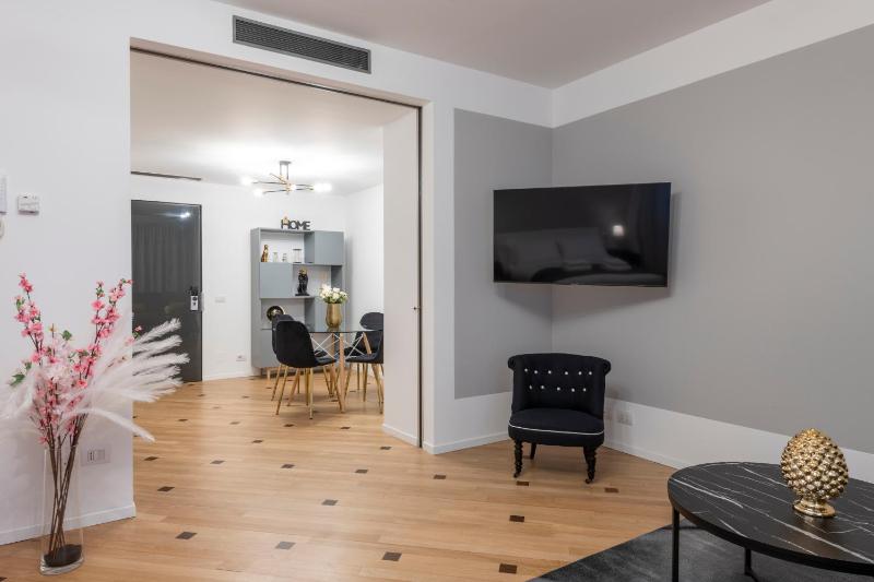 Milan Royal Suites - Centro Duomo - image 3