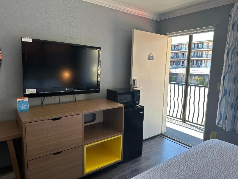 King Room - Non-Smoking image 2