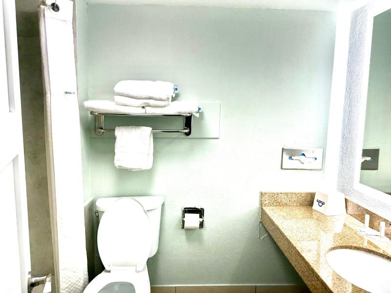 Room with One King and Two Double Beds with Bath Tub - Mobility Accessible/Non-Smoking image 3